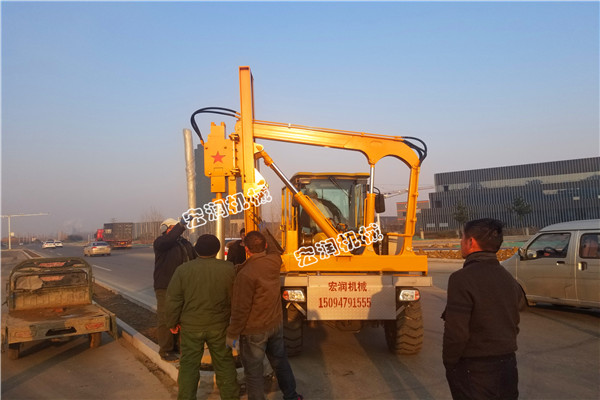 宏潤機(jī)械護(hù)欄打樁機(jī)徐州新沂施工現(xiàn)場(chǎng)
