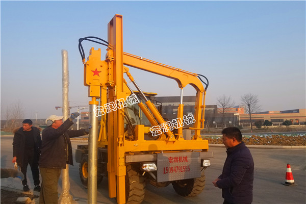 宏潤機(jī)械護(hù)欄打樁機(jī)徐州新沂施工現(xiàn)場(chǎng)