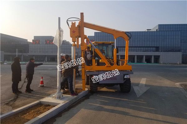 宏潤機(jī)械護(hù)欄打樁機(jī)徐州新沂施工現(xiàn)場