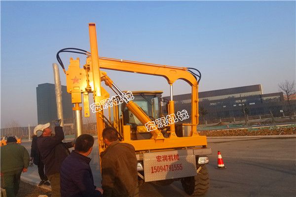 護(hù)欄打樁機(jī)使用前注意事項(xiàng)？濟(jì)寧宏潤