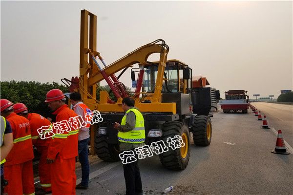 護(hù)欄打樁機(jī)河南蘭考施工現(xiàn)場(chǎng)